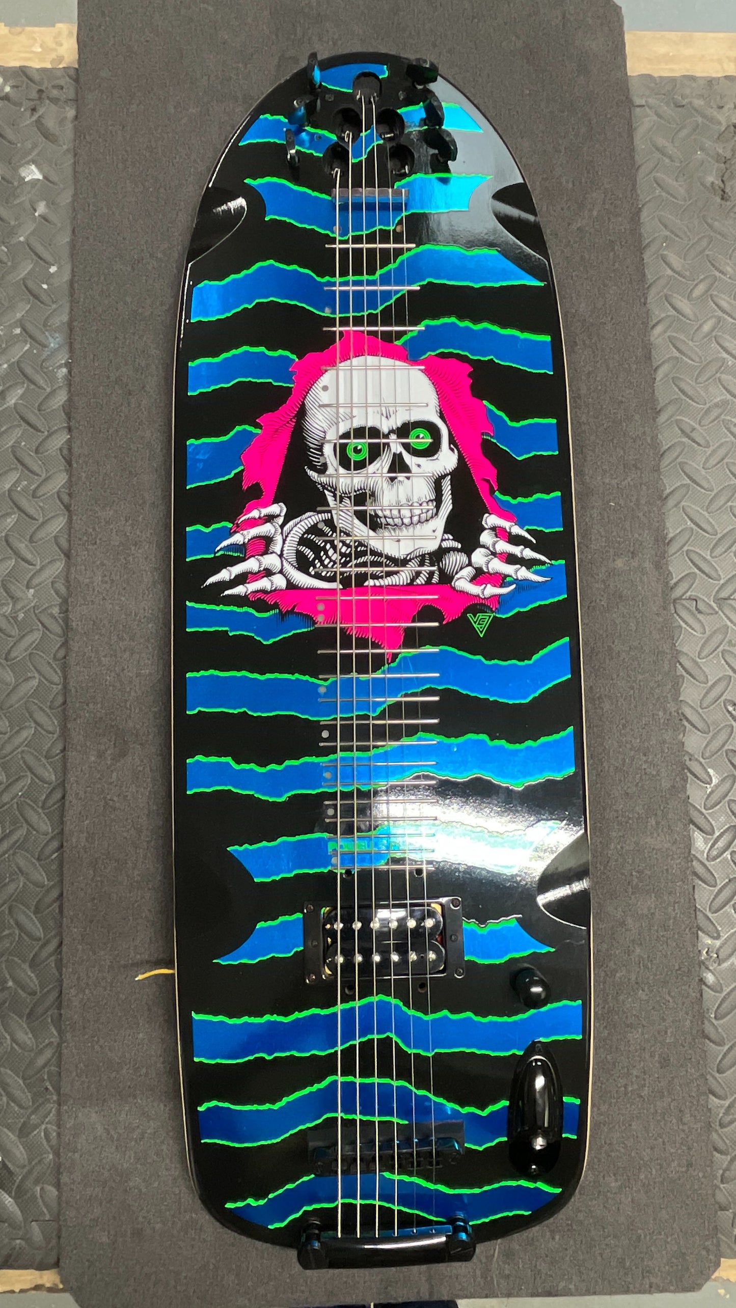 Sk8 Lap Steel – “ the death skull noir & bleu ” (Powell peralta)
