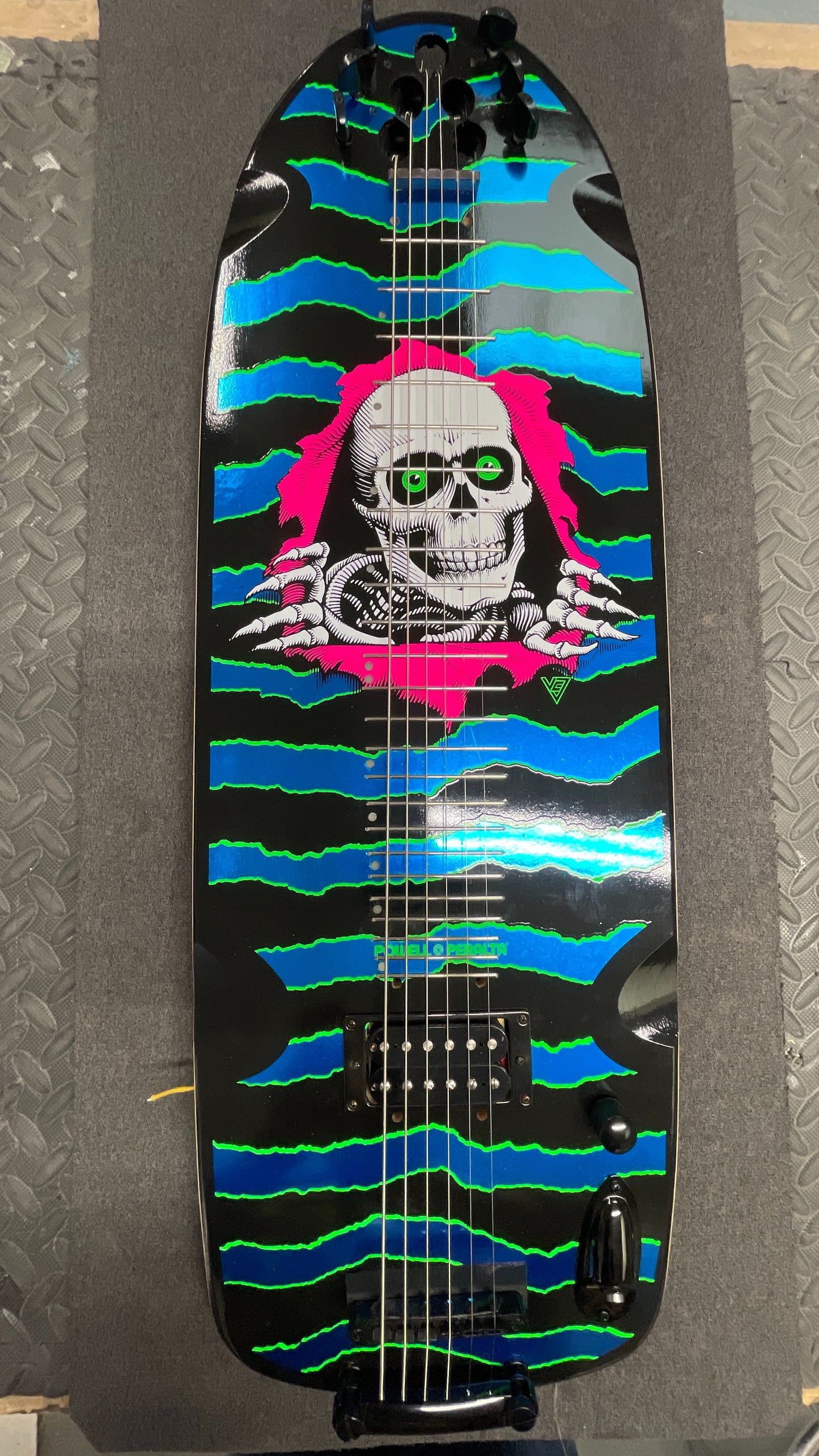 Sk8 Lap Steel – “ the death skull noir & bleu ” (Powell peralta)