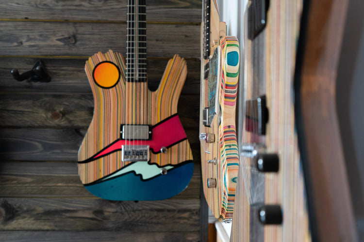 Guitare en planche de skate recyclé